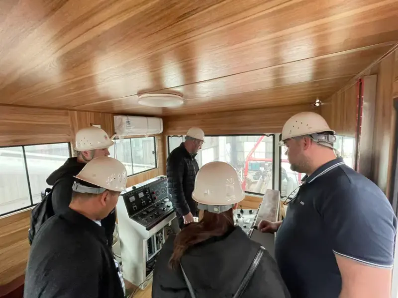 Visita dei clienti russi per il controllo della draga aspirante con taglierina JMD550